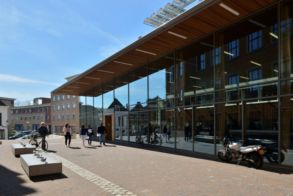 Stadskantoor Vlaardingen Entree met bankjes