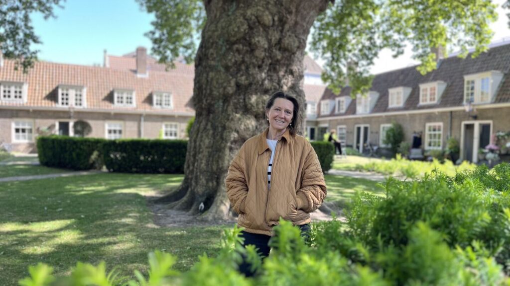 Brigit Gerritse in groen hofje