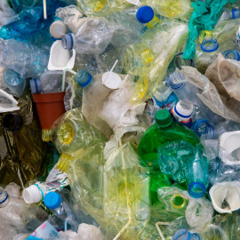 Kingspan: vanaf 2025 jaarlijks 1 miljard plastic flessen recyclen