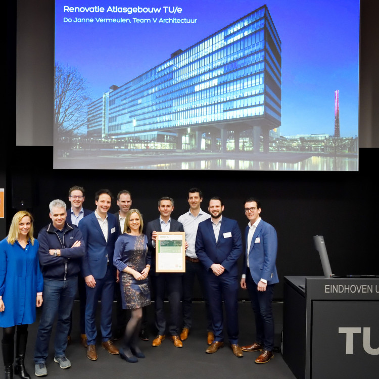 Outstanding certificaat voor TU/e gebouw tijdens Nationaal BREEAM Congres