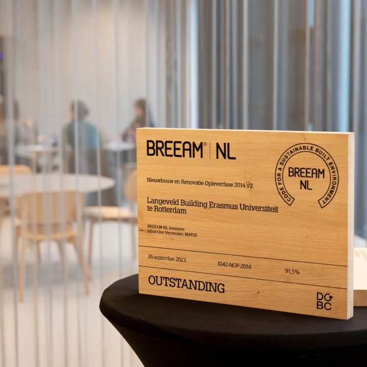 Elke opdrachtgever van een BREEAM-NL certificering krijgt een officieel certificaat, wanneer het keurmerk is behaald. Je kunt ook een houten plaquette bestellen.